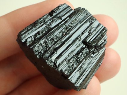 cerny turmalin vetsi spalek vzorek 1