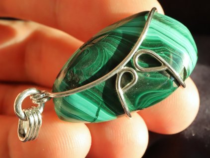 malachit tromlovany afrika kongo stribrny privesek sperk 1