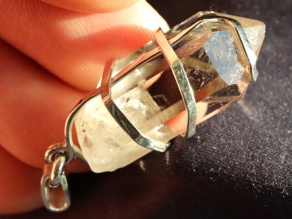 alpsky krystal kristalu ve stribrnem privesku 1