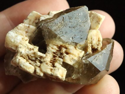 zahneda krystaly spicky podlozkovy vzorek 1