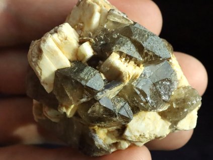 zahneda krystaly.zarostle v albitu vysocina 1