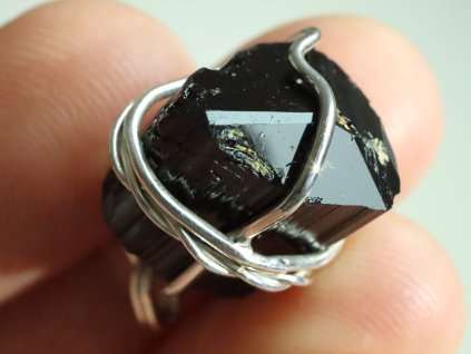 cerny turmalin skoryl ukonceny privesek cesky kamen 1