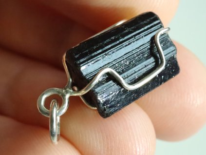 cerny turmalin skoryl stribrny privesek 1