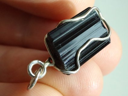 cerny turmalin ukonceny privesek sperk 1