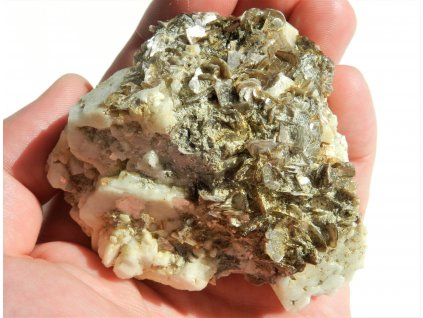 albit muskovit esteticky vzorek mineral kamen krasneves lom bily kostky obrazky 1