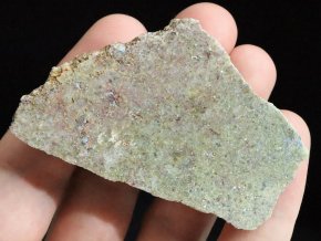 lepidolit rozna cesky lesteny kamen ruzovy fialovy 1