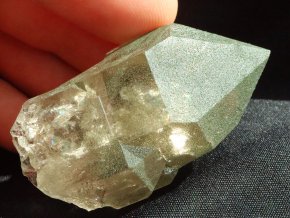 zahneda alpsky krystal prirodni kamen 1