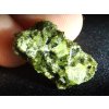 epidot srostlice zelene brcalove zbarvene krystalky 7