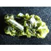 epidot srostlice zelene brcalove zbarvene krystalky 1