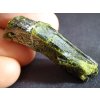 epidot dlouhy samostatny krystal 3
