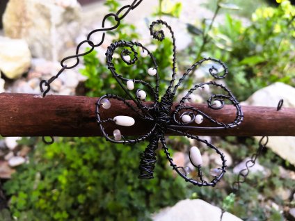 Drátované jaro na dřívku