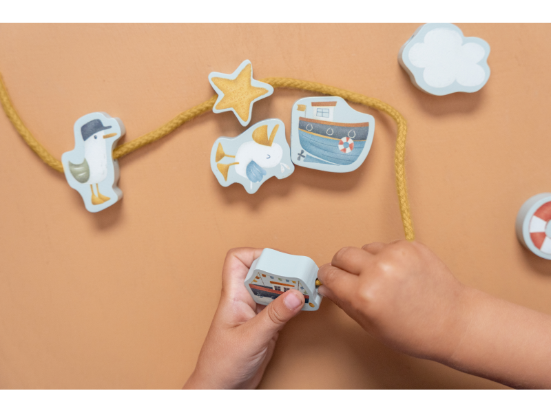 Proč dětem pořídit šněrovací karty a navlékací korále