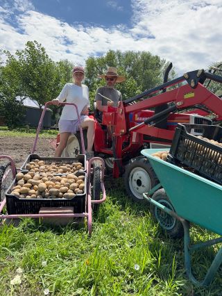 Dôkaz o tom, že ozaj pestujeme so 🤍 Alebo aj Jacquemus LePaysan Ňárad Edition 😅 #smalscalefarming #marketgarden #organicfarm