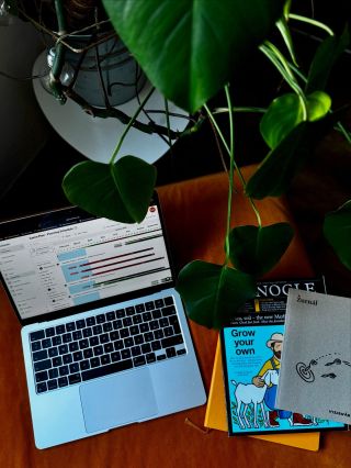 🧑‍💻 veru, aj takto vyzerá práca farmára 🚜 Plánovanie patrí medzi top 3 najdôležitejšich vecí na farme. Potrebujete k tomu...