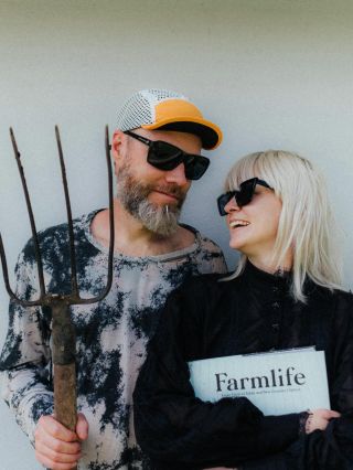 KTO VLASTNE STOJÍ ZA VAŠOU DEBNIČKOU? 👩‍🌾💇‍♂️ Často sa nás pýtate, ako sme sa k farmárčeniu dostali a či to robíme...