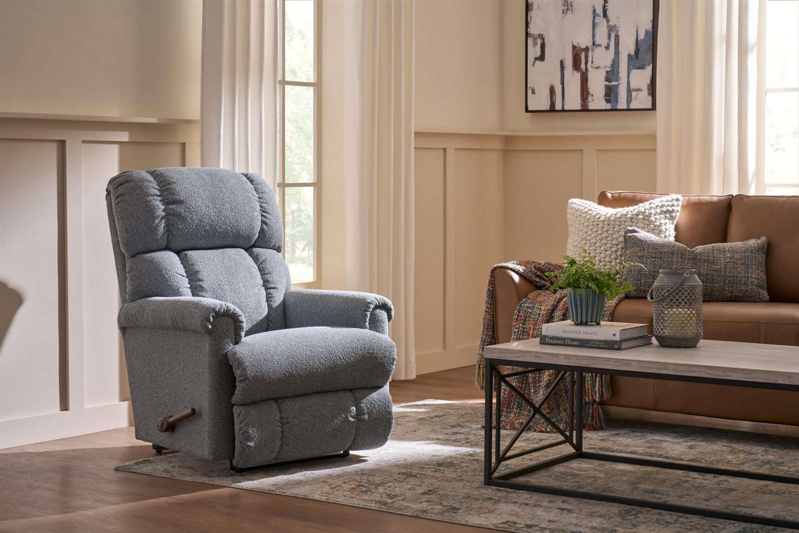 Křeslo La-Z-Boy Pinnacle Wall Recliner v obývacím pokoji