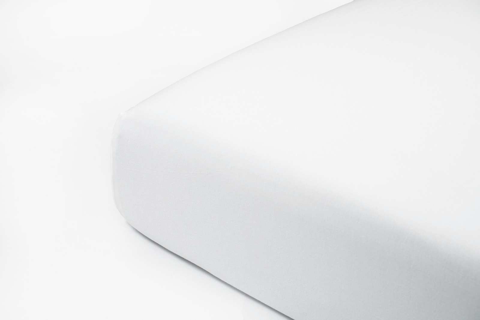 Napínací prostěradlo Kensington PIMA Royale Snow White navlečené na rohu matrace