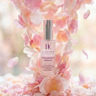 Nejkrásnější dárek? Zdravá pleť ❤️ Květiny uvadnou. Čokoláda zmizí. Ale hydratovaná a rozzářená pleť zůstává. Séra Dr....