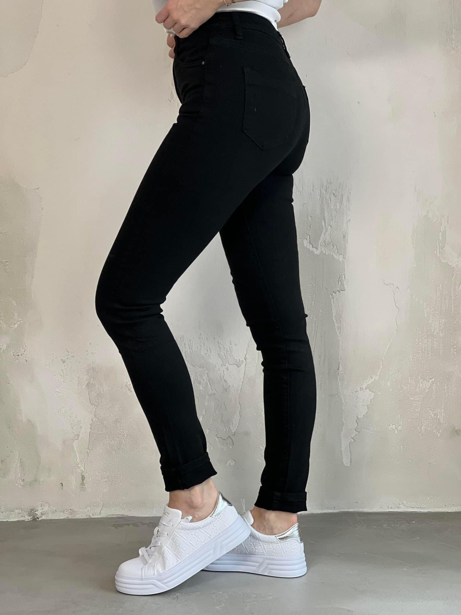 Černé úzké džíny: Jak je kombinovat na zimu podle typu pasu