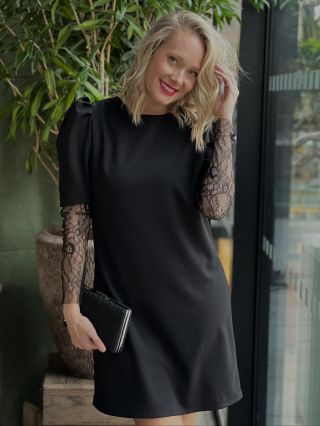 Elegantní a nadčasové…. Malé černé by měla mít doma každá žena. Tyto mají navíc krajkové rukávy, které dodávají šatům...