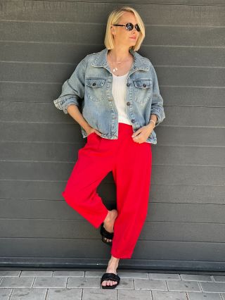 Oblíbené kalhoty AMALIA máme nově v trendy červené barvě❤️ 🛍️🛒 https://www.dress-code.cz/kalhoty-amalia-cervene/