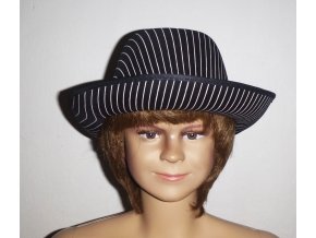 ČERNÝ KLOBOUK s jemnými bílými proužky