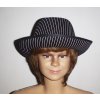 ČERNÝ KLOBOUK s jemnými bílými proužky