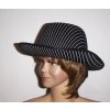 ČERNÝ KLOBOUK s jemnými bílými proužky