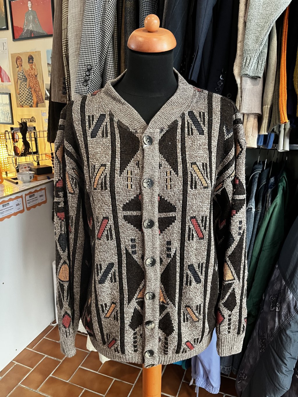 Hnědý vintage cardigan se vzory (M)