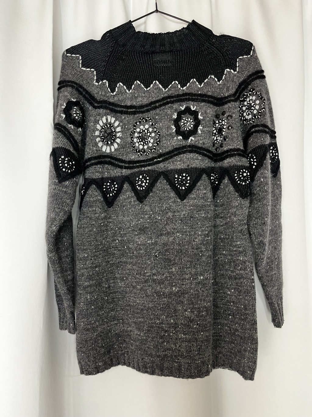 Šedý vintage svetr s korálky (S)