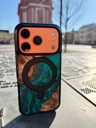 Poznáš, jaké to je město a jaký kryt? 🤫😎 #krytnamobil #hadanka #drevo #iphone #samsung