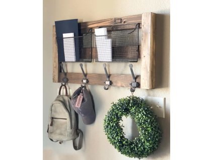 Nástenný drevený vešiak