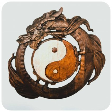 Drevený drak so symbolom yin a yang