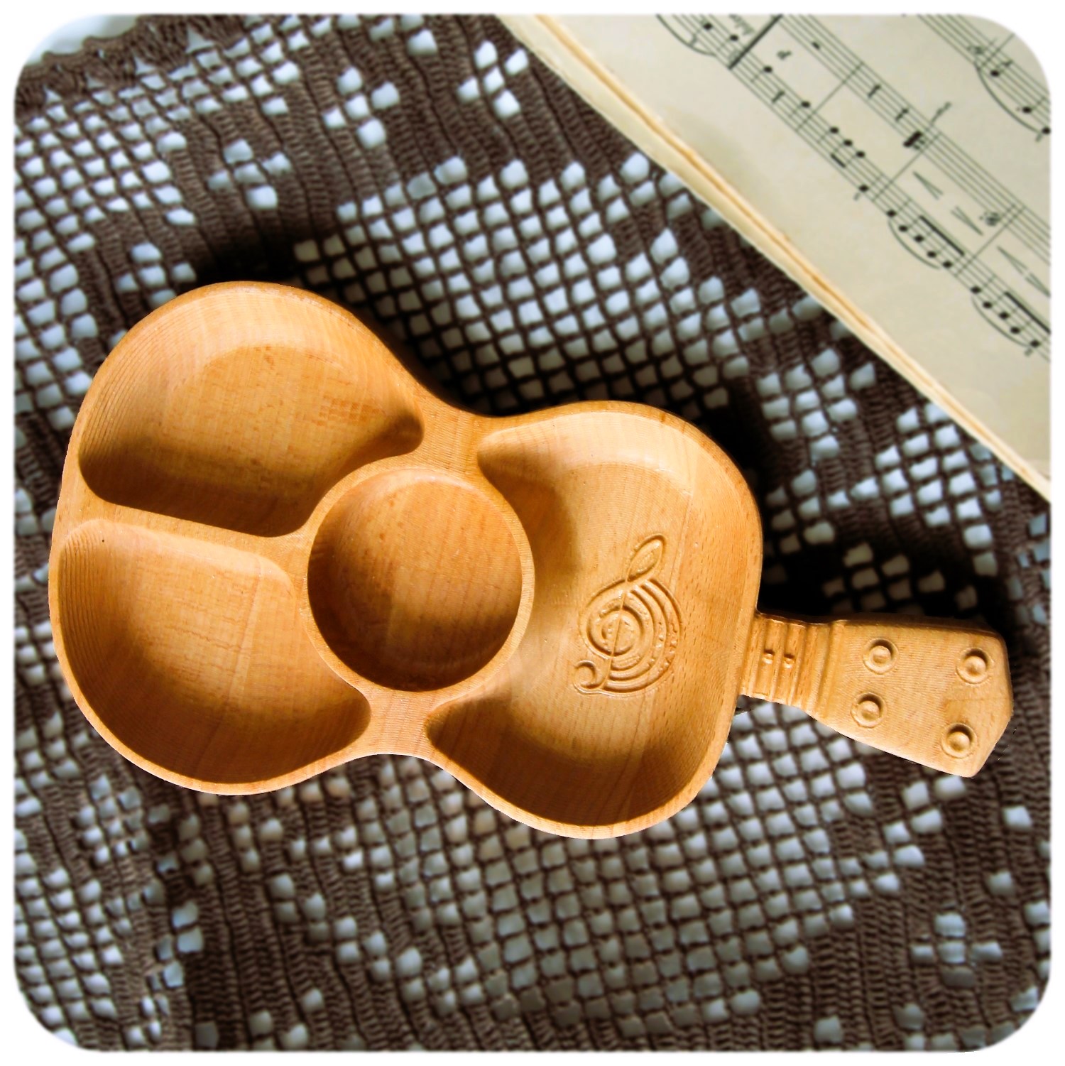 Drevená dizajnová miska Gitara