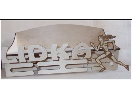 Věšák na medaile s poličkou se jménem a sportem