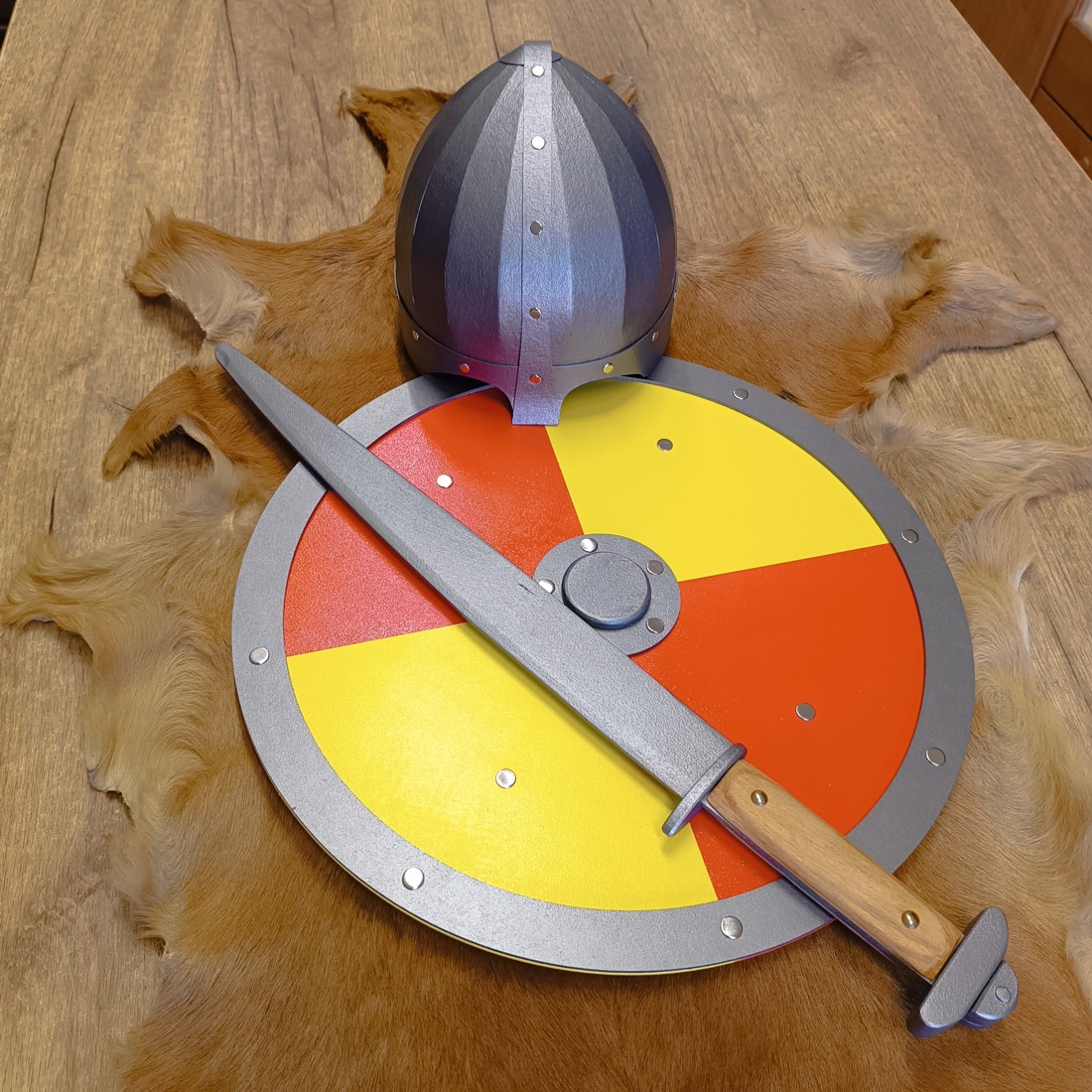 Vikingská souprava – helma, štít a Scramasax