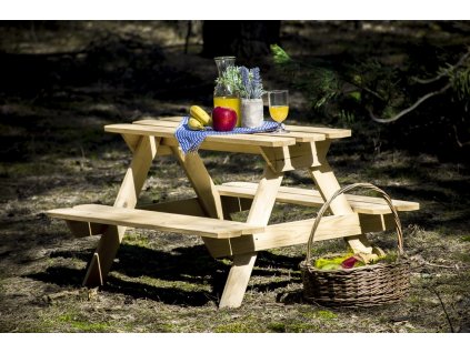 Dětský dřevěný stůl s lavičkami 90x90 cm borovice