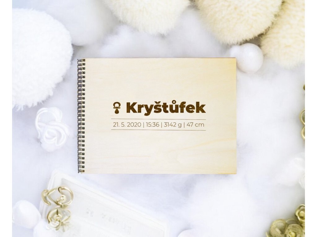 Dřevěné fotoalbum k narození dítěte