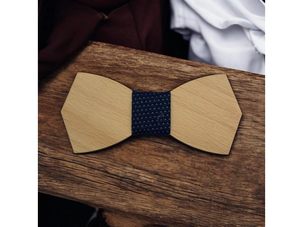 Dřevěný motýlek plný