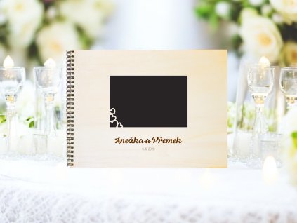 Svatební dřevěné fotoalbum s úvodní fotografií srdce