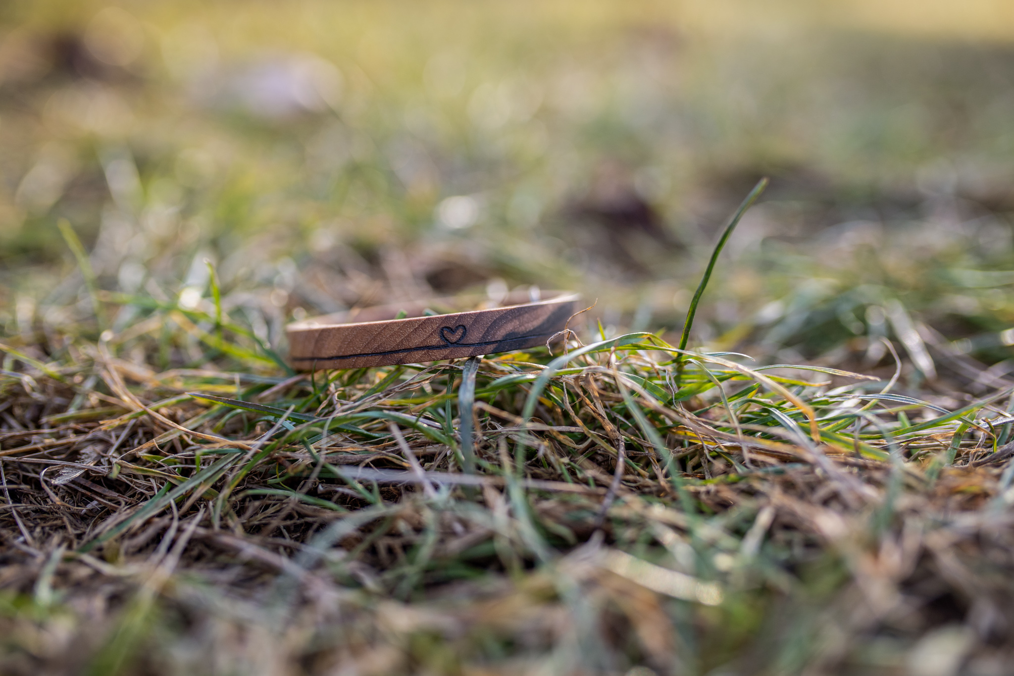 Celodřevěný náramek s nekonečnou láskou ... Náramky jsou vyrobeny z ořechového, třešňového, dubového, a jasanového dřeva a jsou ošetřeny přírodní směsí Odie’s oil. (Vyrobeno ručně)