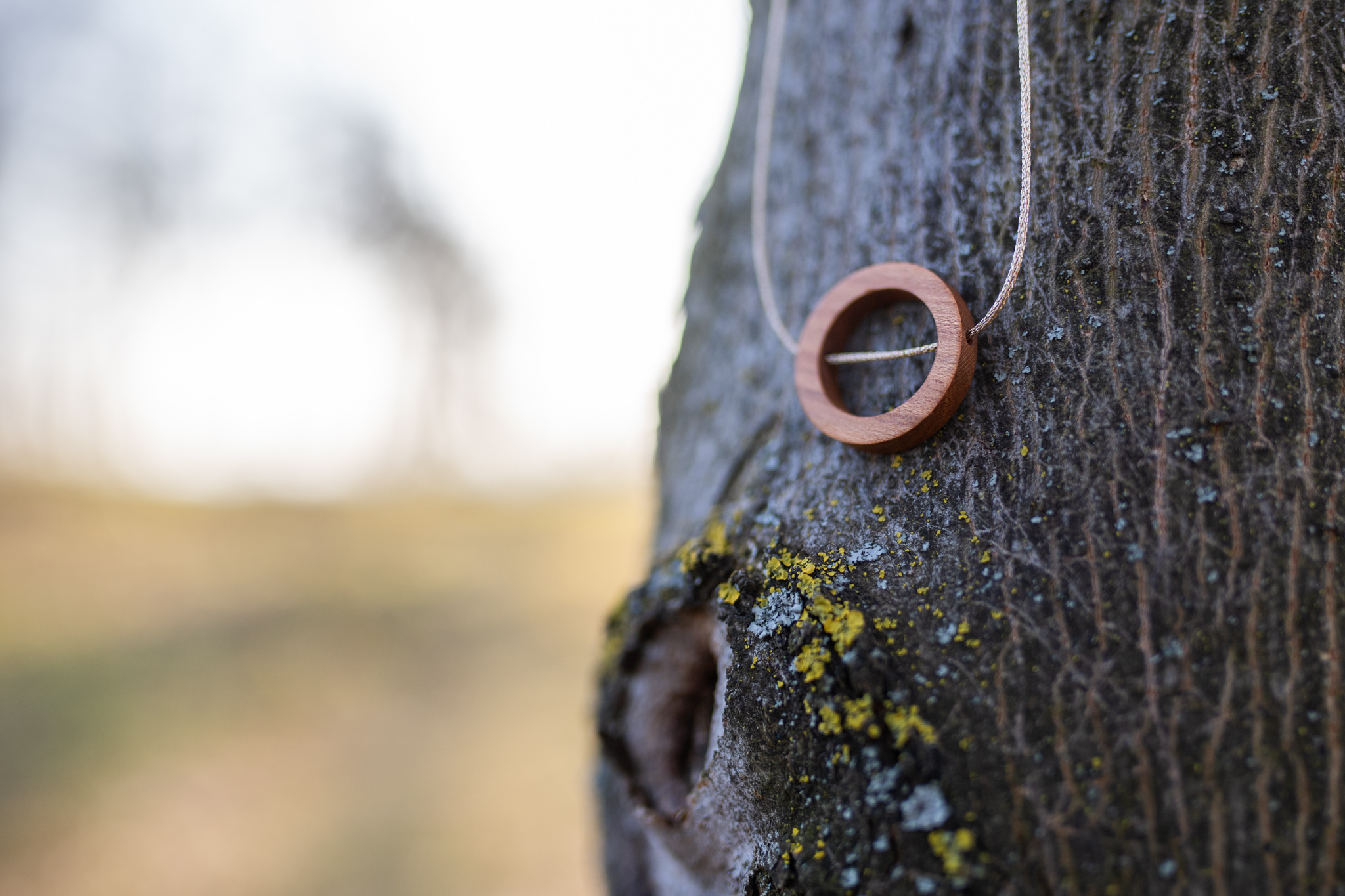 Karmičky vyrobené ze švestky, třešně, ořechu a šípku. Miluju minimalismus, který podtrhne krásu každé z nás. Povrchová úprava dřeva je přírodní směs Odie’s oil.