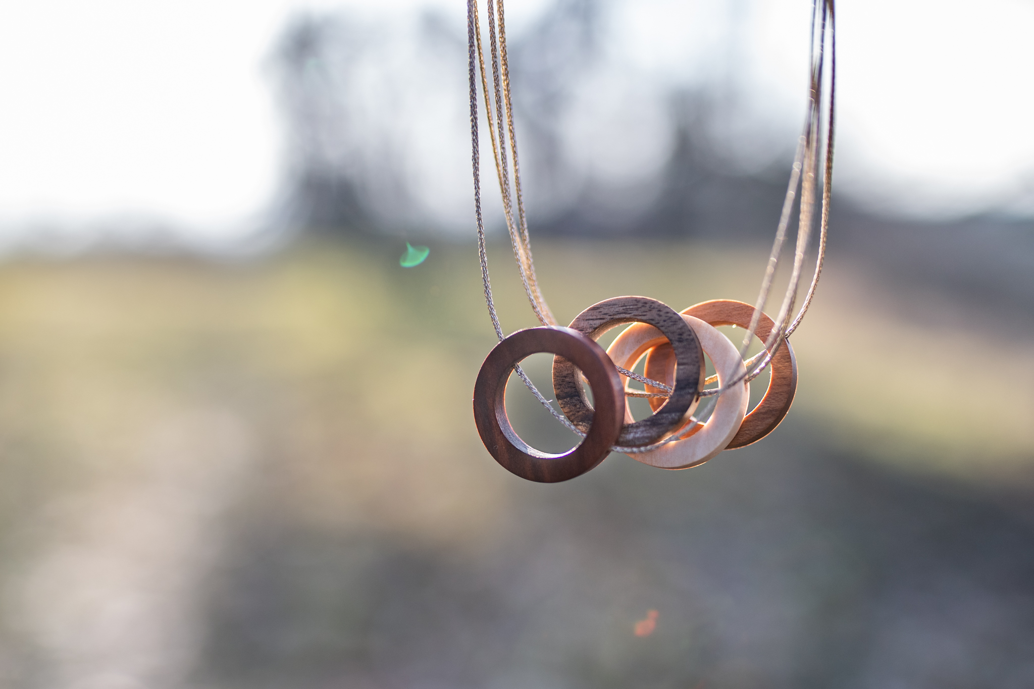 Karmičky vyrobené ze švestky, třešně, ořechu a šípku. Miluju minimalismus, který podtrhne krásu každé z nás. Povrchová úprava dřeva je přírodní směs Odie’s oil.