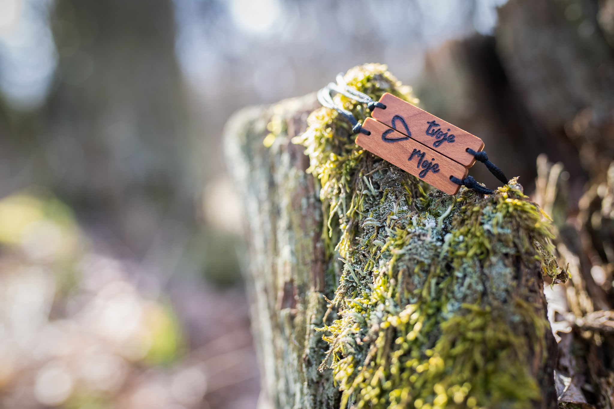 Destičky jsou vyrobené z třešňového dřeva a jsou ošetřeny přírodní směsí Odie’s oil. Třešeň pochází z vlastní zahrady kousek od Brna. Všechny dřevěné výrobky vznikají od úplného počátku až do konce v mé dílničce za pomoci jednoduchého ručního nářadí