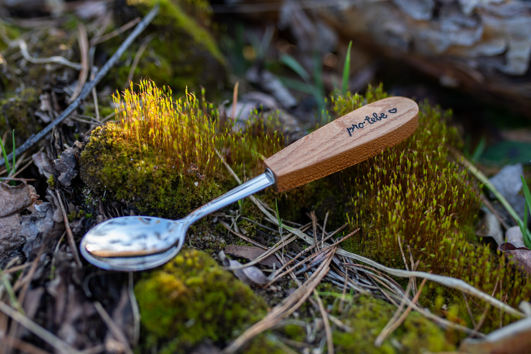 Držadla lžiček jsem vyrobila ze švestkového dřeva a vypálila do nich text “pro mě“ a “pro tebe”. Dřevěné části jsem ošetřila přírodní směsí Odie’s oil. Nerezový polotovar je vyroben ve spolupráci s českou značkou.