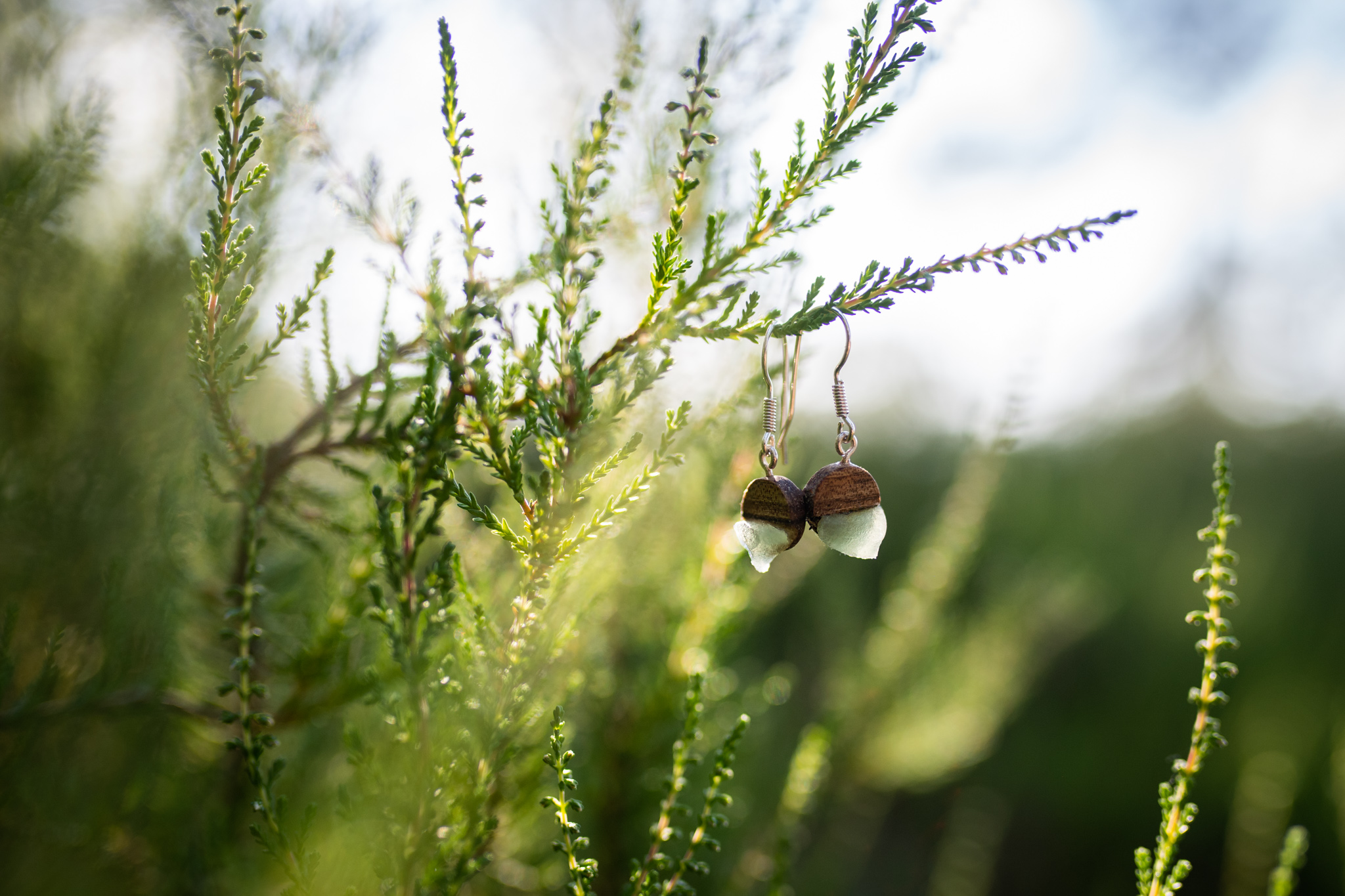 Kolečka jsou vyrobeny z ořechového dřeva ve velikosti 0,8 cm a jsou do nich osazeny kousky avanturínu. Visací háček je ze stříbra Ag 925/1000. Povrchová úprava dřeva je zajištěna pomocí vysoce kvalitní, přírodní, voděodpudivé směsi Odie's Oil.   Ořechové