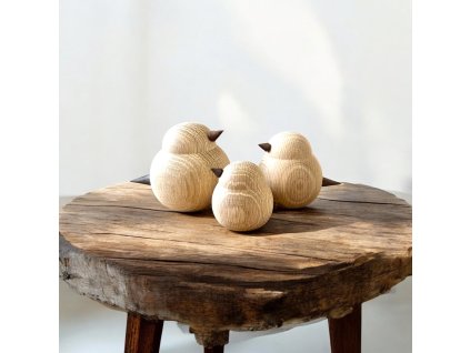 Dubový ptáček s tmavým zobáčkem – minimalistická dekorace