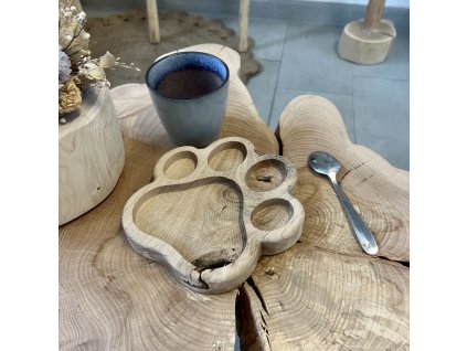 Servírovací tác z dubu, ve tvar pacičky