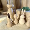 Dubová figurka minimalistického zajíčka