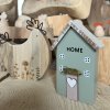 D dřevěná dekorace, patinovaná střecha, dekorace s nápisem HOME, mintový domeček, bílý domeček dekorace,